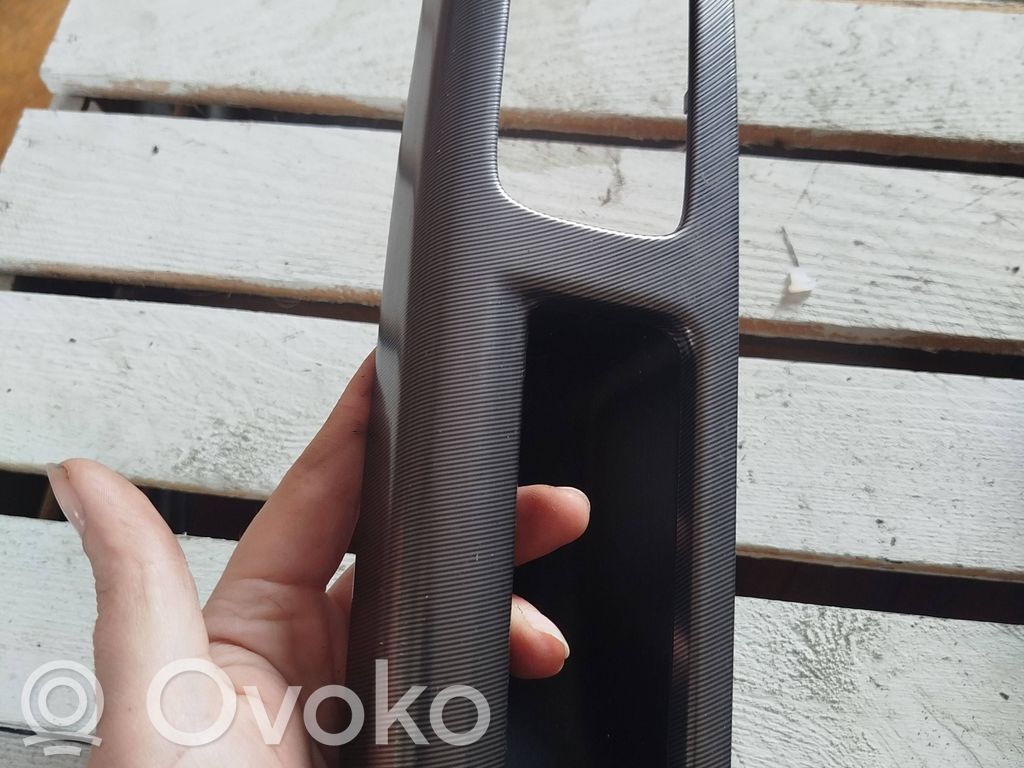 Volvo C30 Передняя отделка соединителя окон 