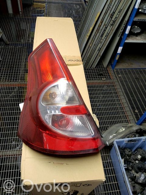Dacia Sandero Задний фонарь в кузове 