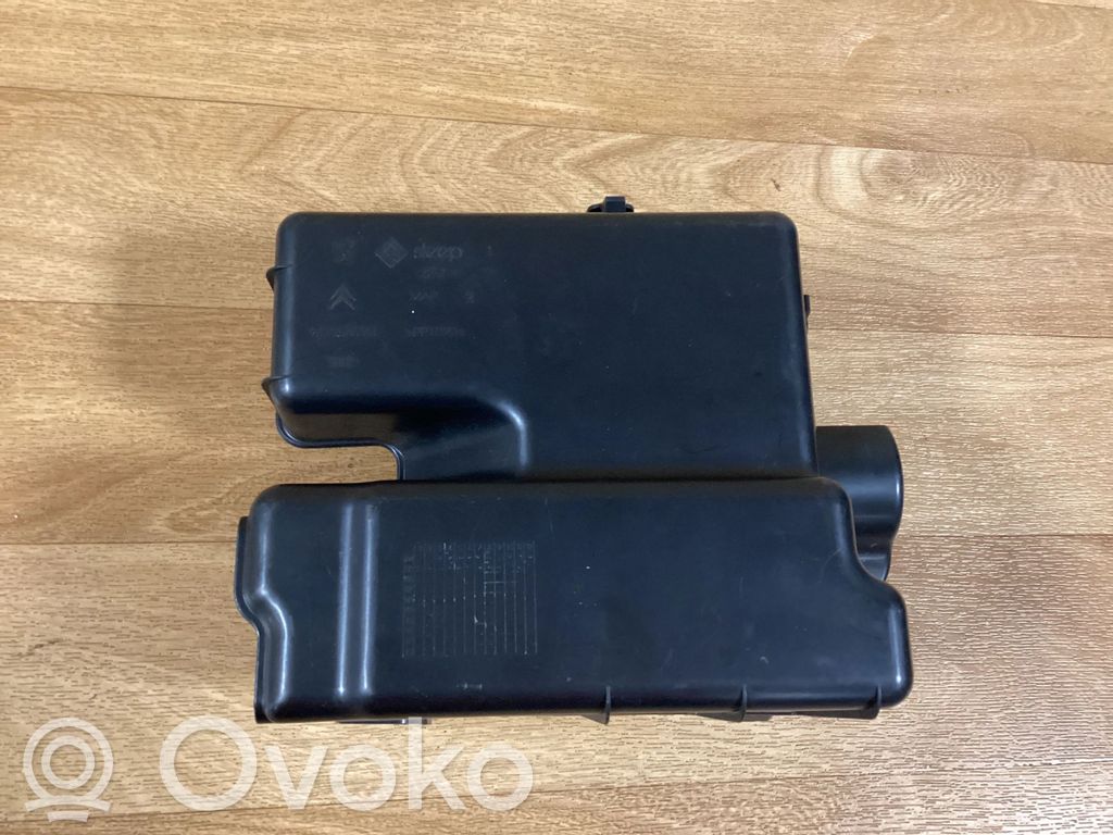 Peugeot 407 Fuse box cover 
