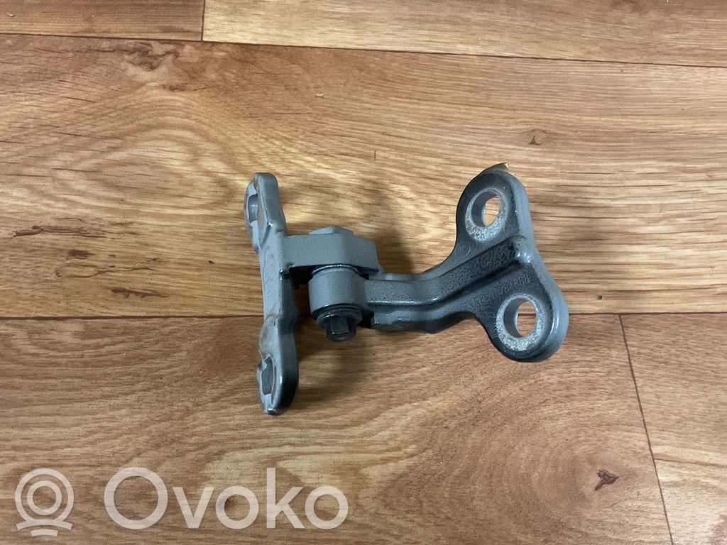 Volvo V50 Priekšpusē augšējā vira (eņģe) 