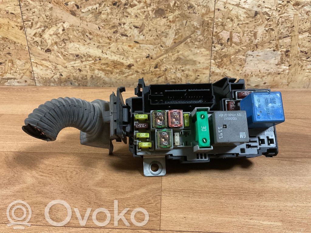 Opel Meriva B Fuse module 
