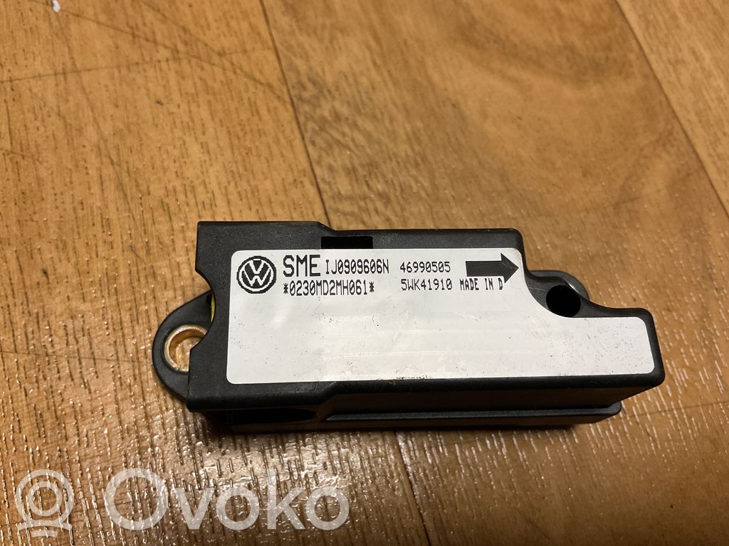 Volkswagen PASSAT B5 Czujnik uderzenia Airbag 