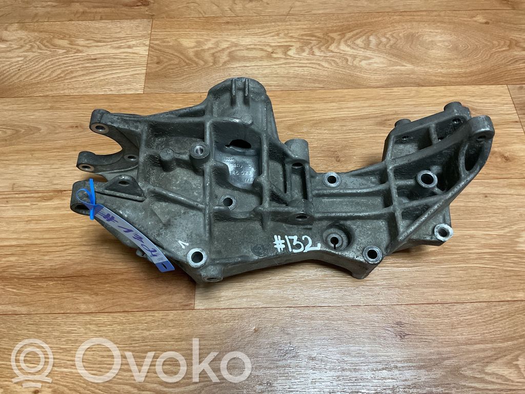 Volkswagen PASSAT B5 Engine mounting bracket 