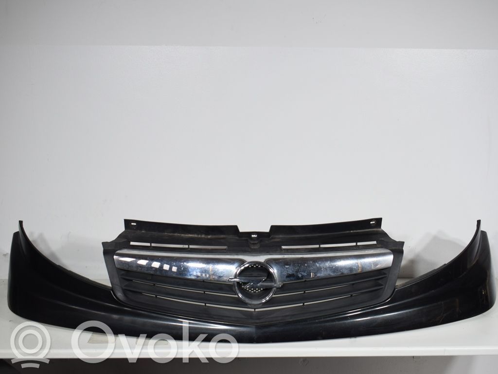 Opel Vivaro Front bumper upper radiator grill 