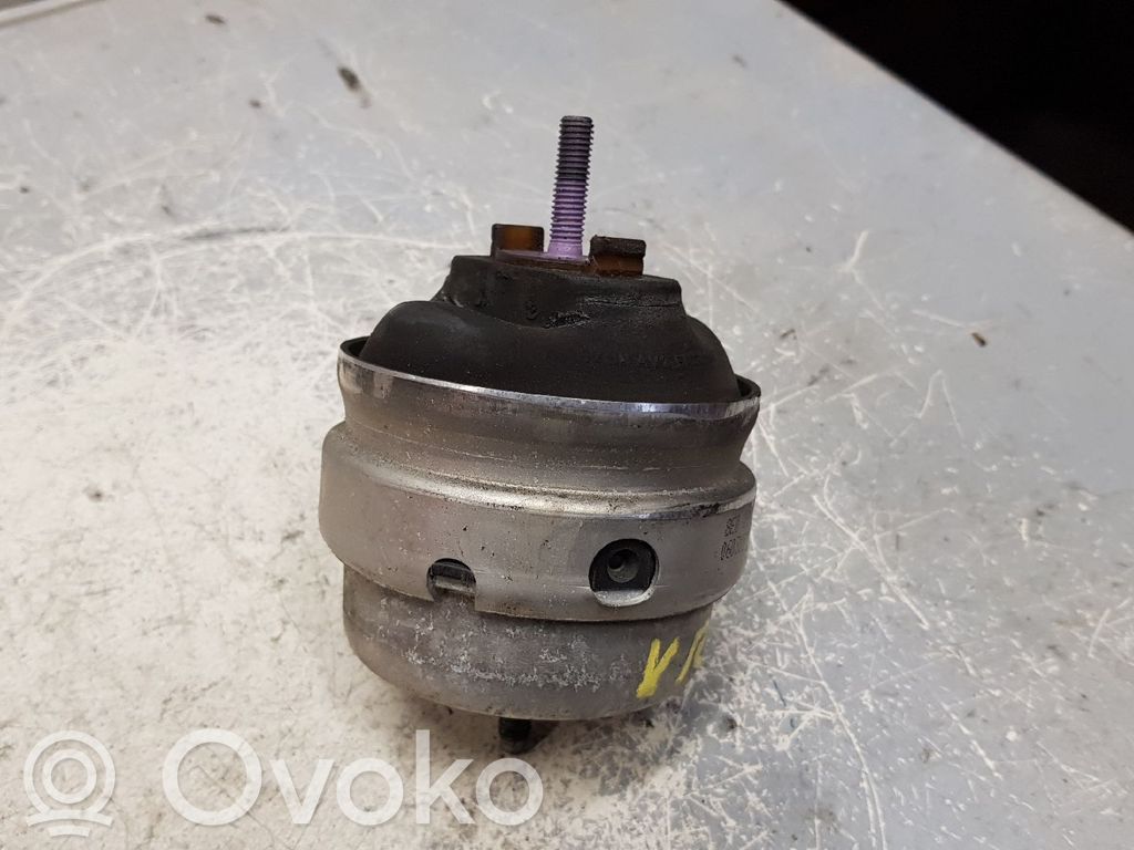 Audi A4 S4 B6 8E 8H Łapa / Mocowanie silnika 