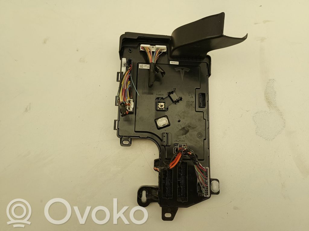 Tesla Model 3 Korin keskiosan ohjainlaite 