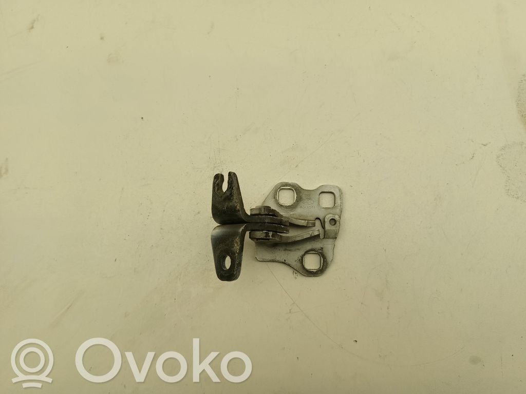 Priekšpusē augšējā vira (eņģe)   A046571