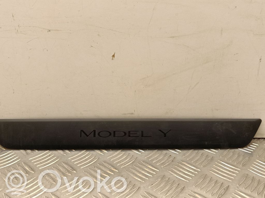 Tesla Model Y Garniture marche-pieds avant 