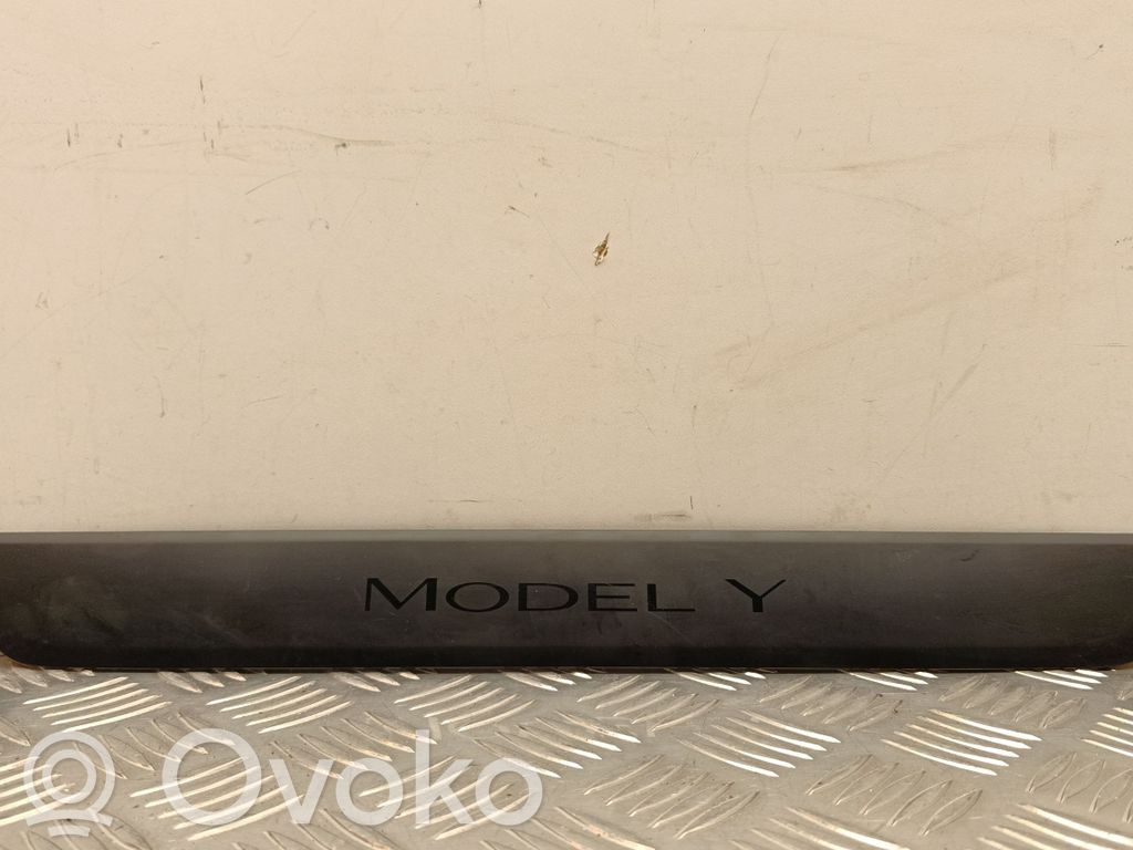 Tesla Model Y Garniture marche-pieds avant 
