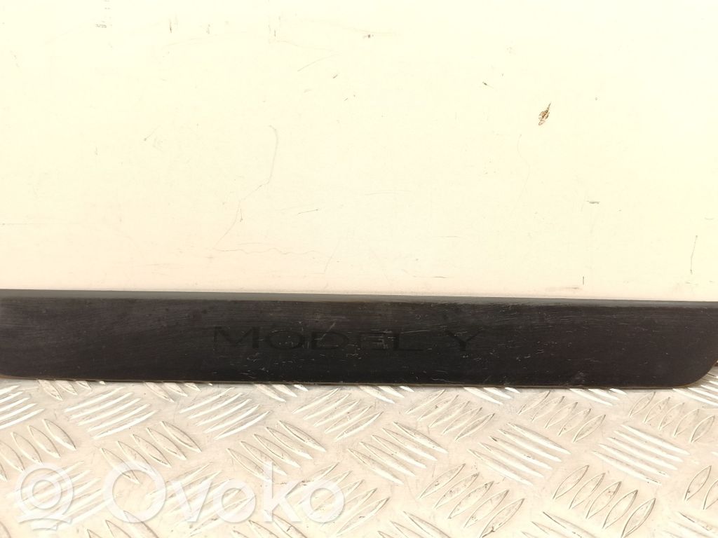 Tesla Model Y Garniture marche-pieds avant 