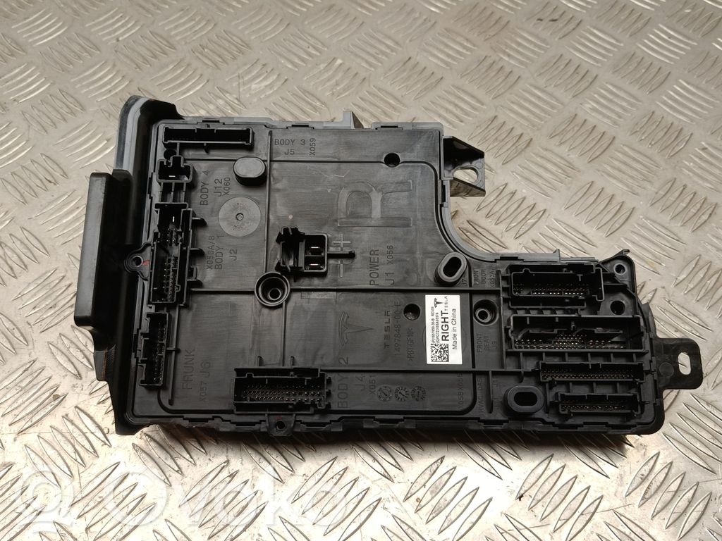 Tesla Model Y Comfort/convenience module 