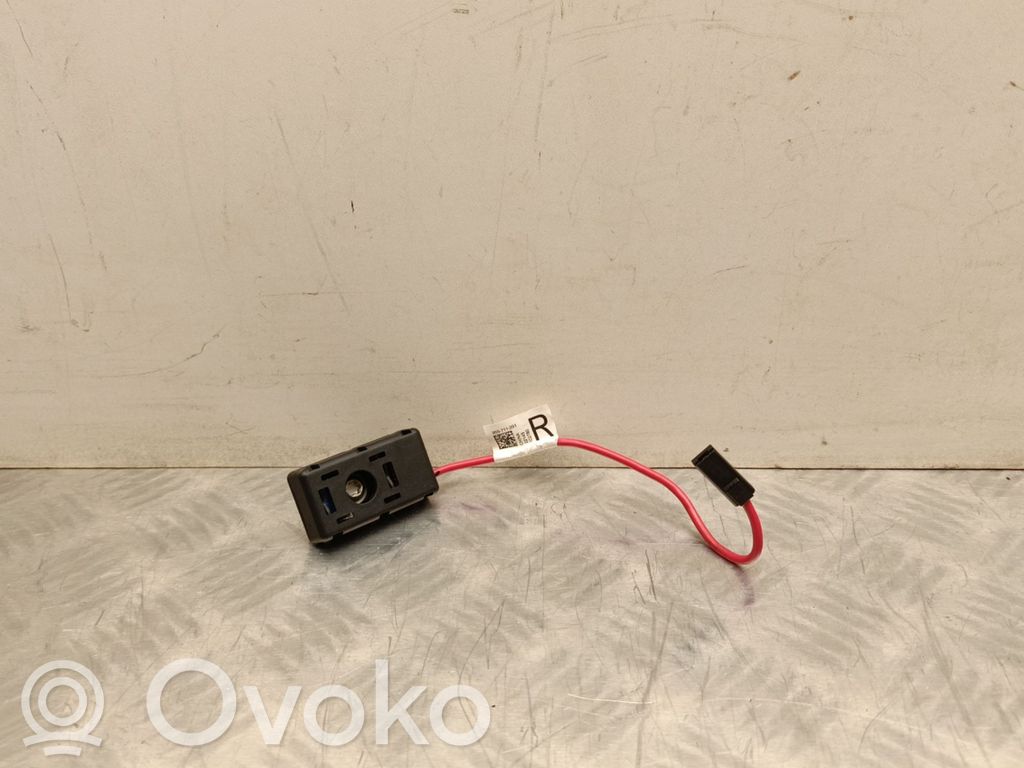 Tesla Model 3 Pystyantennin suodatin 