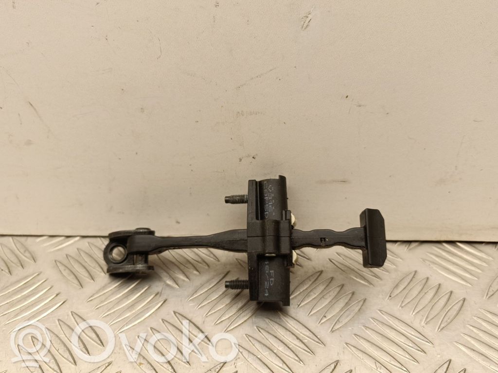 Volvo XC40 Etuoven pidätin 