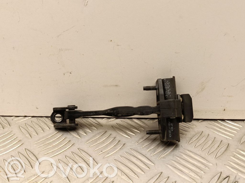 Volvo XC40 Etuoven pidätin 