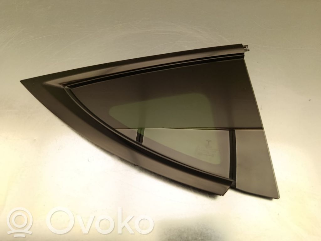 Ventanilla de ventilación de la puerta trasera   160080900C