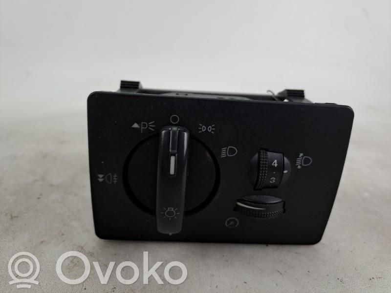 Light switch   1471862