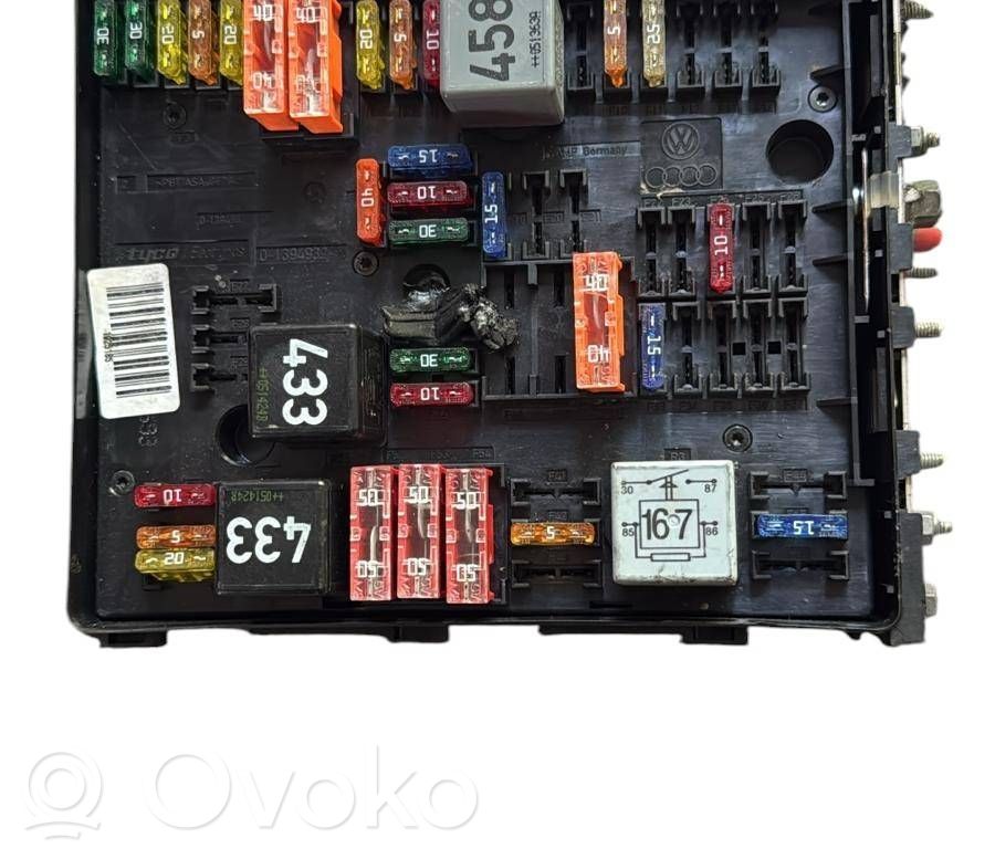 Volkswagen Golf IV Ramka / Moduł bezpieczników 