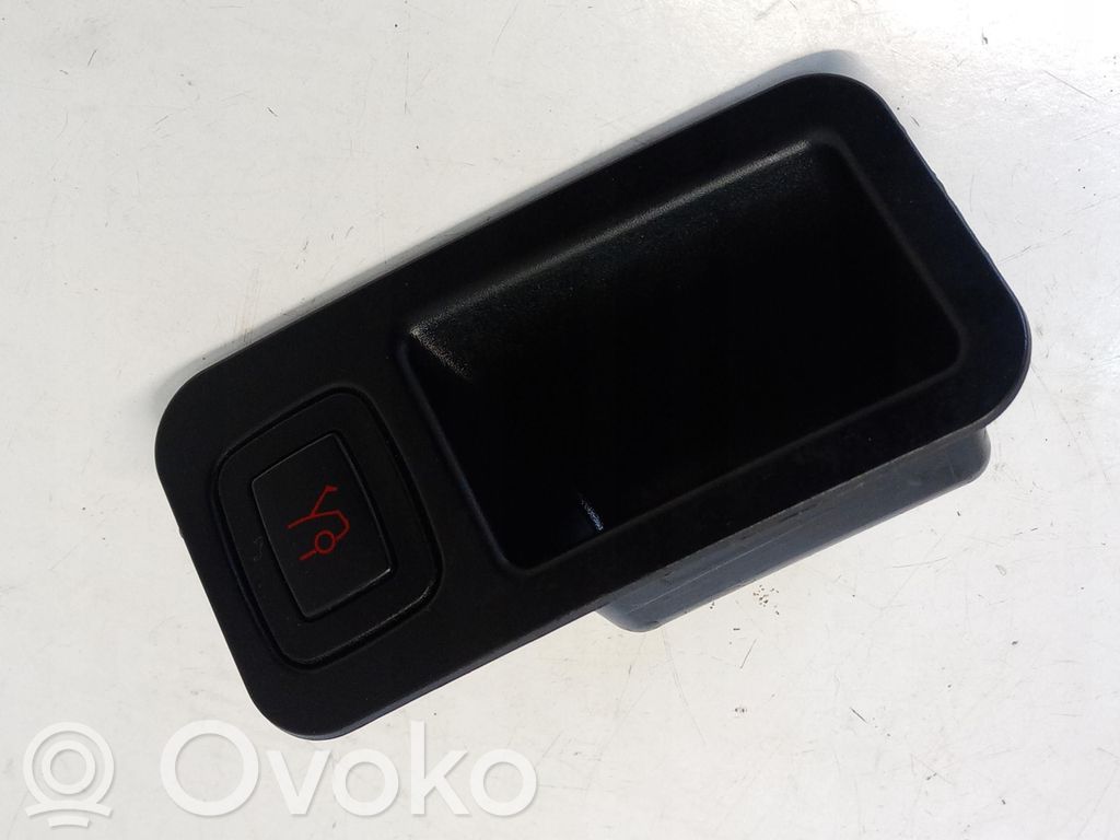 Tesla Model S Tailgate opening switch 