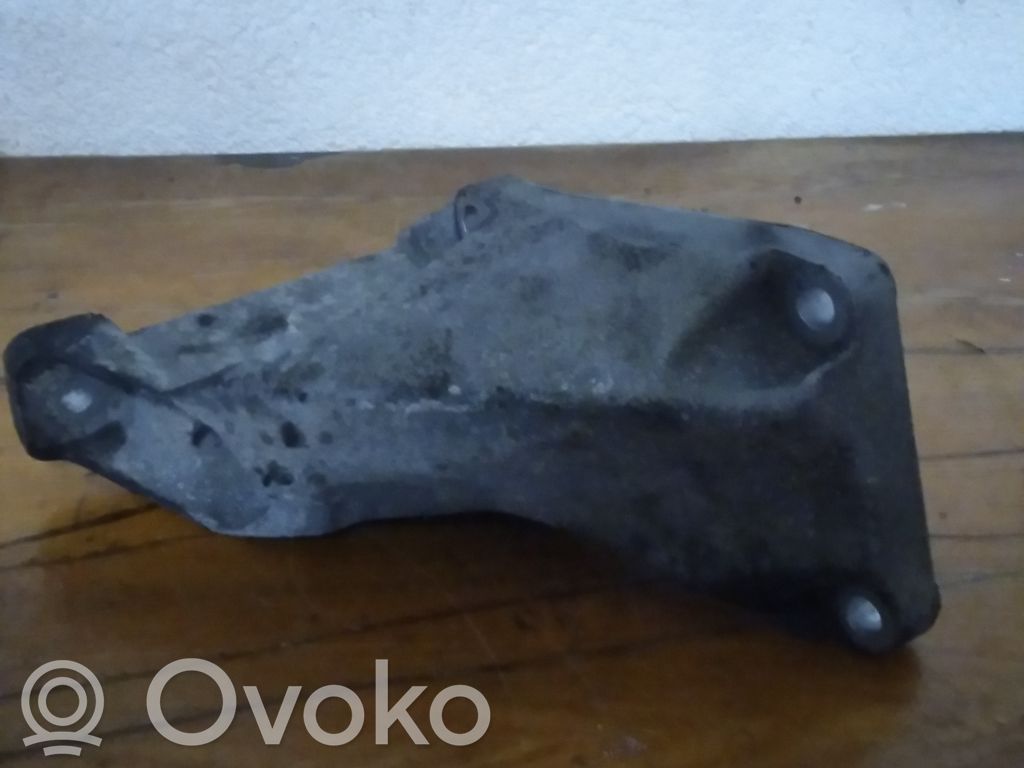 Volkswagen PASSAT B5.5 Engine mounting bracket 