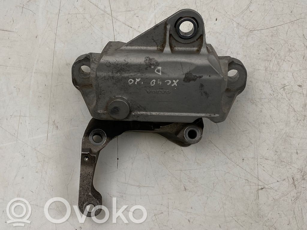 Volvo XC40 Engine mount bracket 