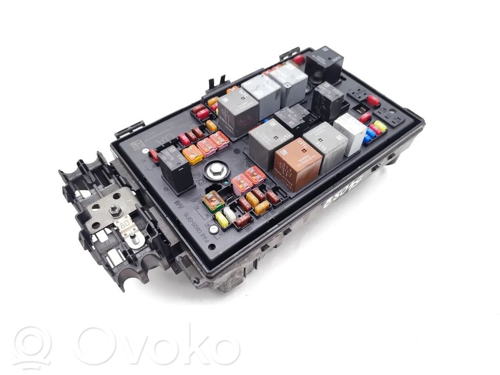 Opel Astra J Módulo de fusible 
