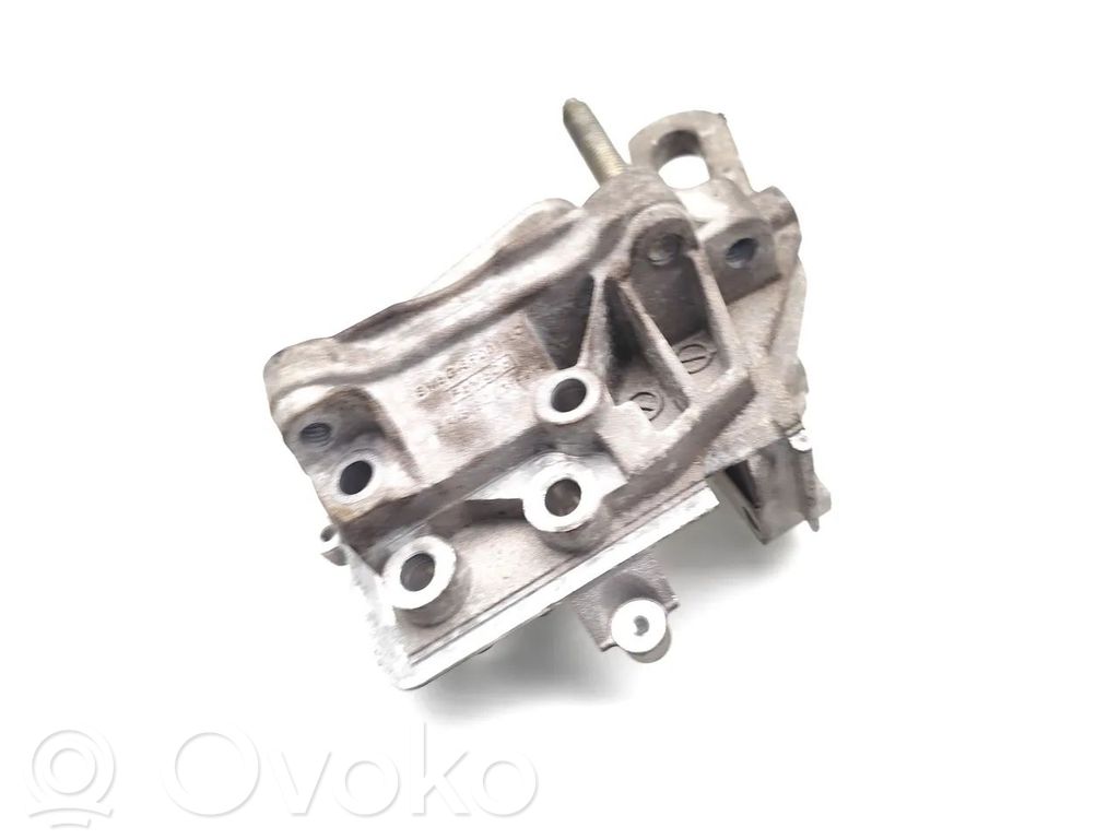 Ford Focus Engine mounting bracket 