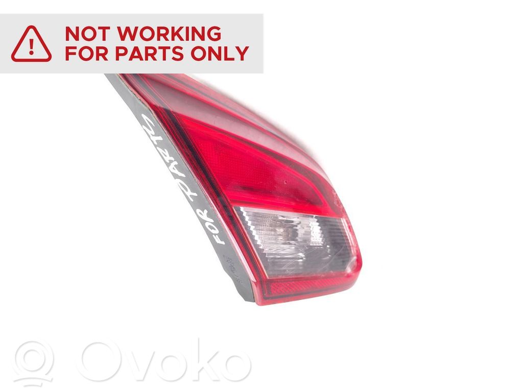Opel Corsa E Aizmugurējais lukturis pārsegā 