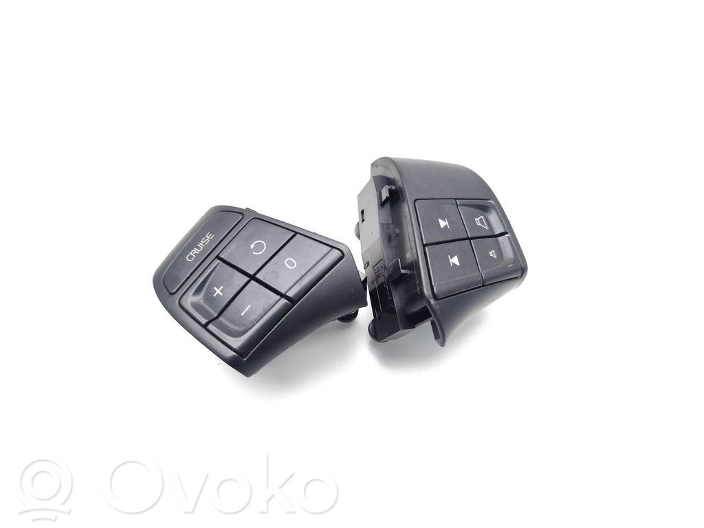 Volvo XC70 Butoane/comutatoare pe volan 