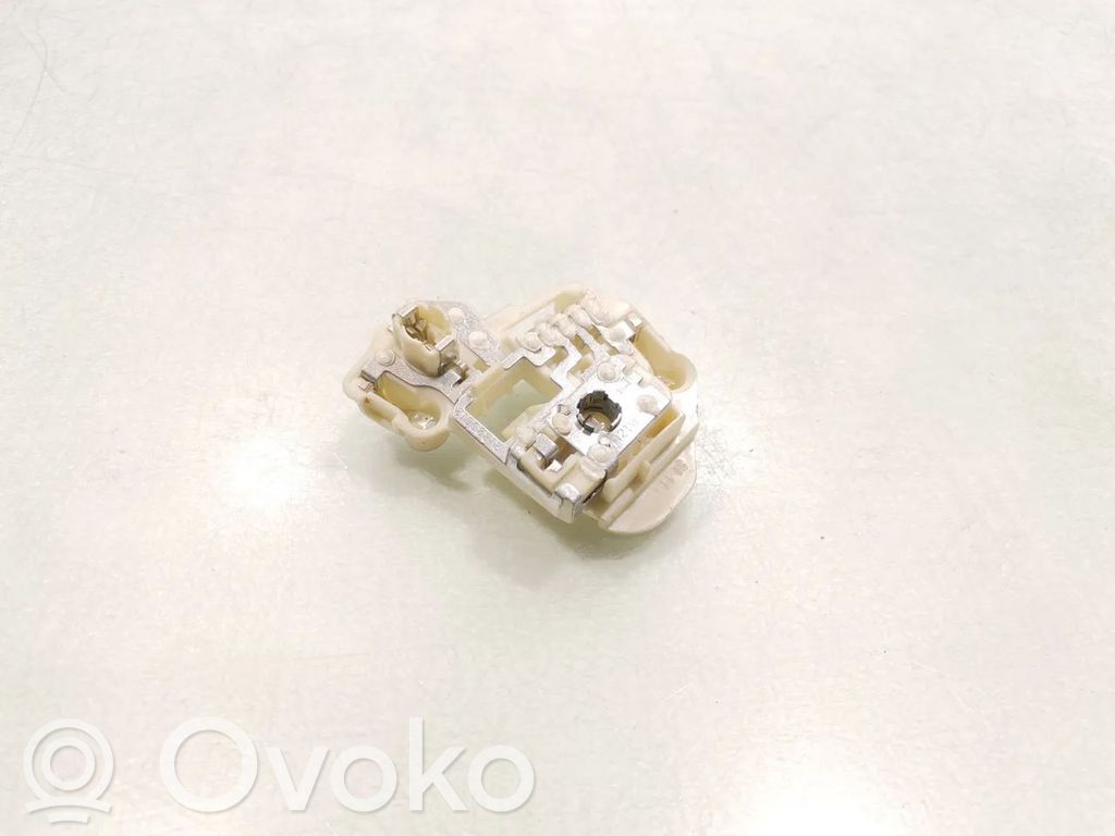 BMW 3 E90 E91 Takavalon polttimon suojan pidike 