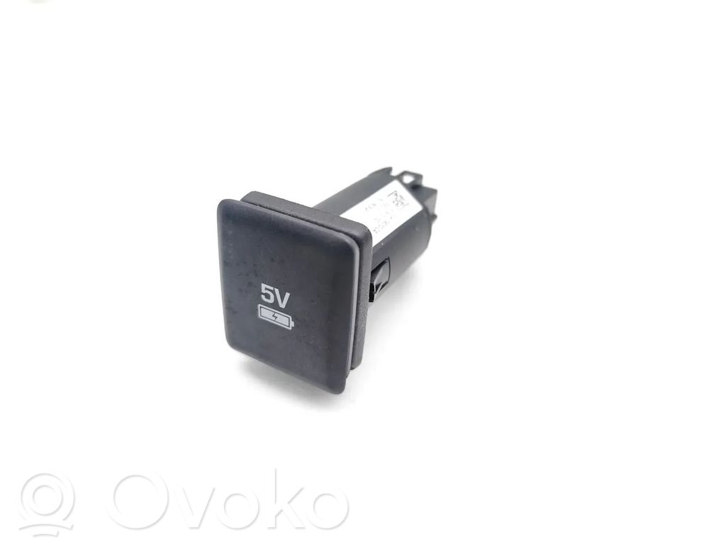 Jaguar I-Pace USB socket connector 