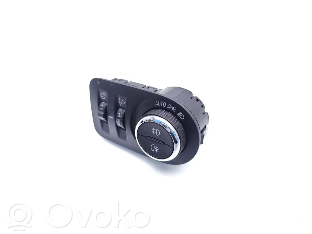 Light switch   39050756,17016473