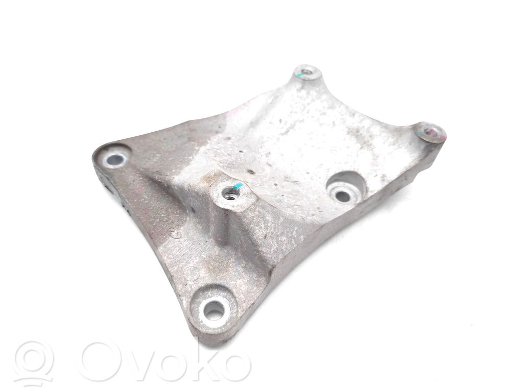 Engine mounting bracket   301002106AA