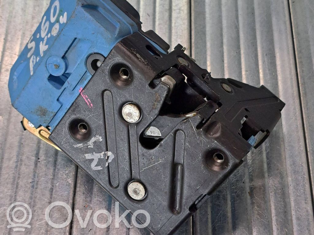 Volvo S60 Priekšpusē slēdzene 