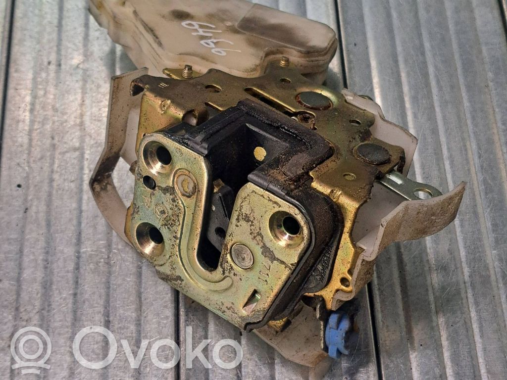 Nissan X-Trail T30 Front door lock 