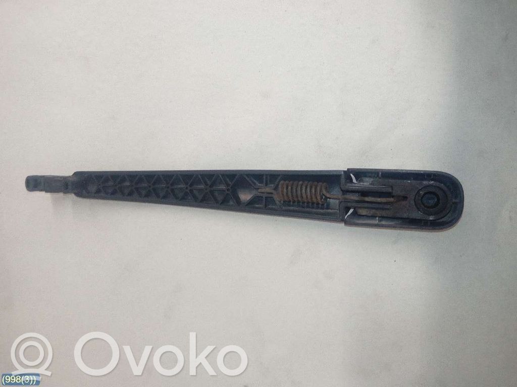 Rear wiper blade arm