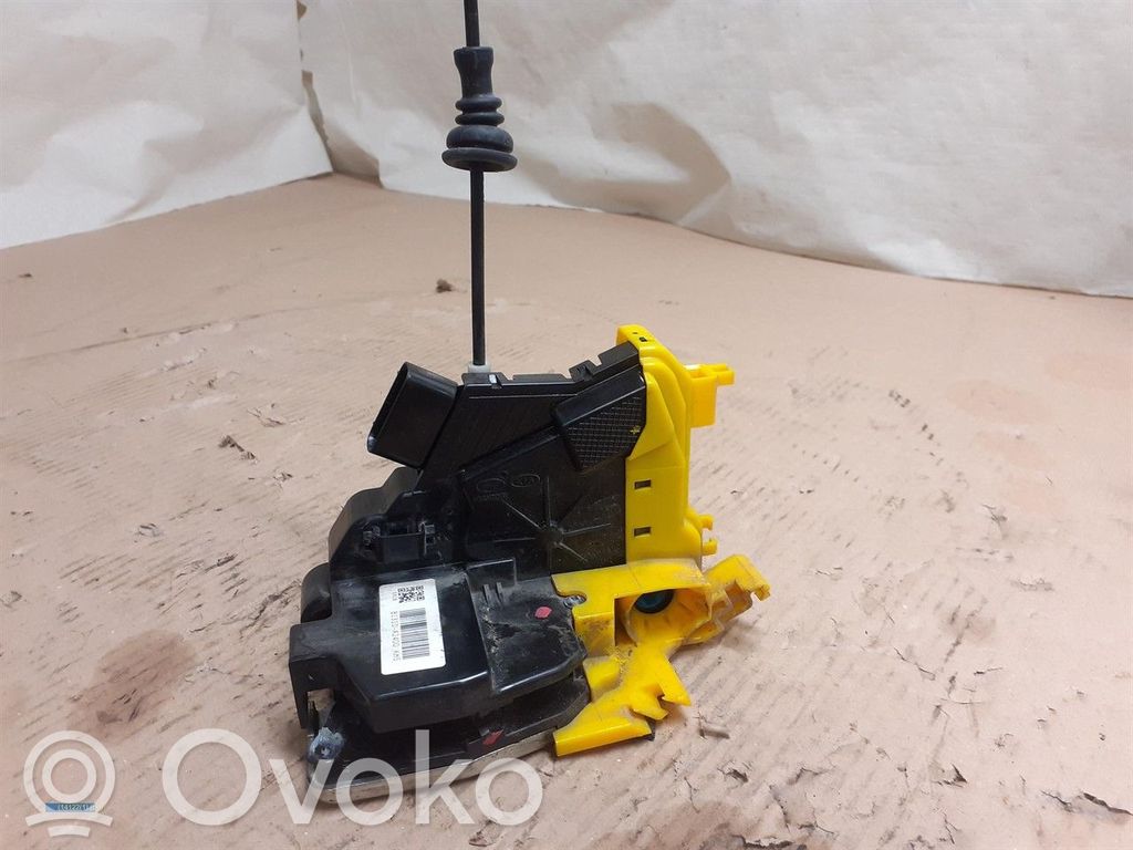 Priekšpusē slēdzene   81310A2400