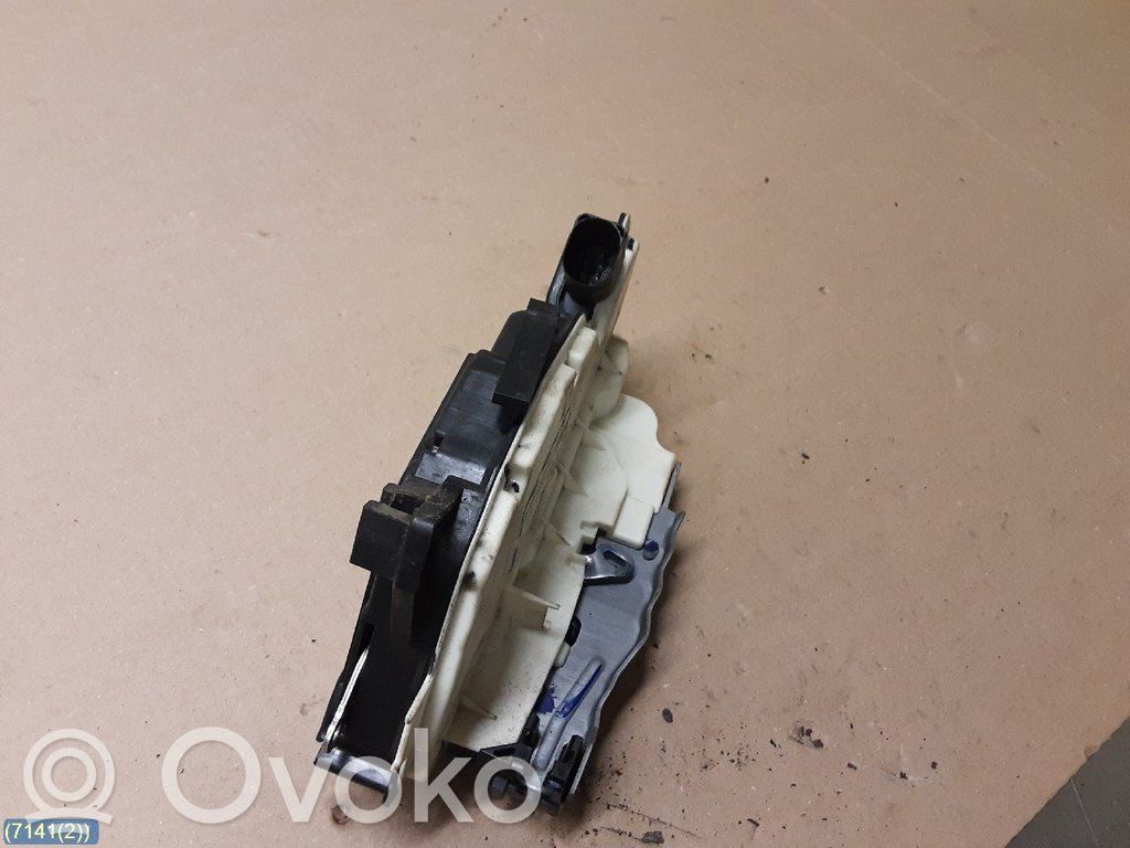 Volkswagen Amarok Zamek drzwi tylnych 