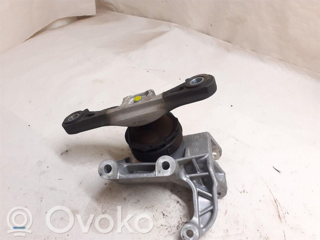 Volvo V40 Engine mounting bracket 
