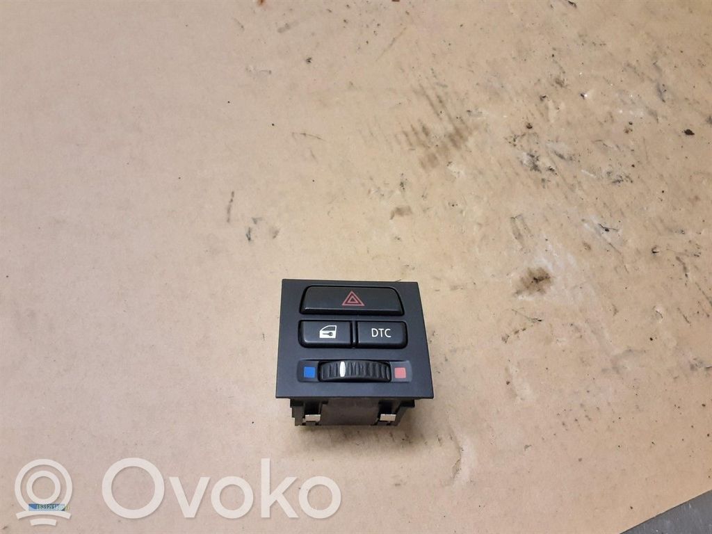 Hazard light switch   913242101