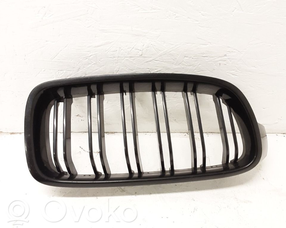 BMW 3 F30 F35 F31 Grotelės apatinės (trijų dalių) 