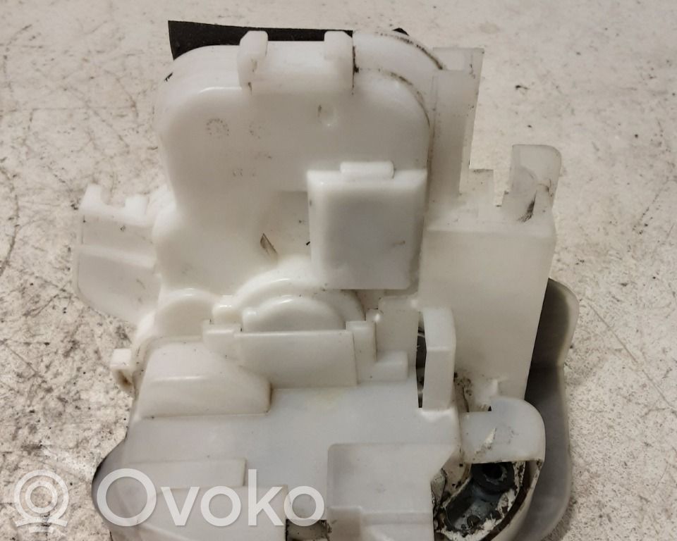 Priekšpusē slēdzene   61032AJ150