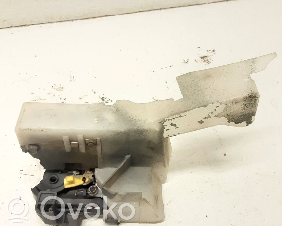 Renault Clio II Priekšpusē slēdzene 