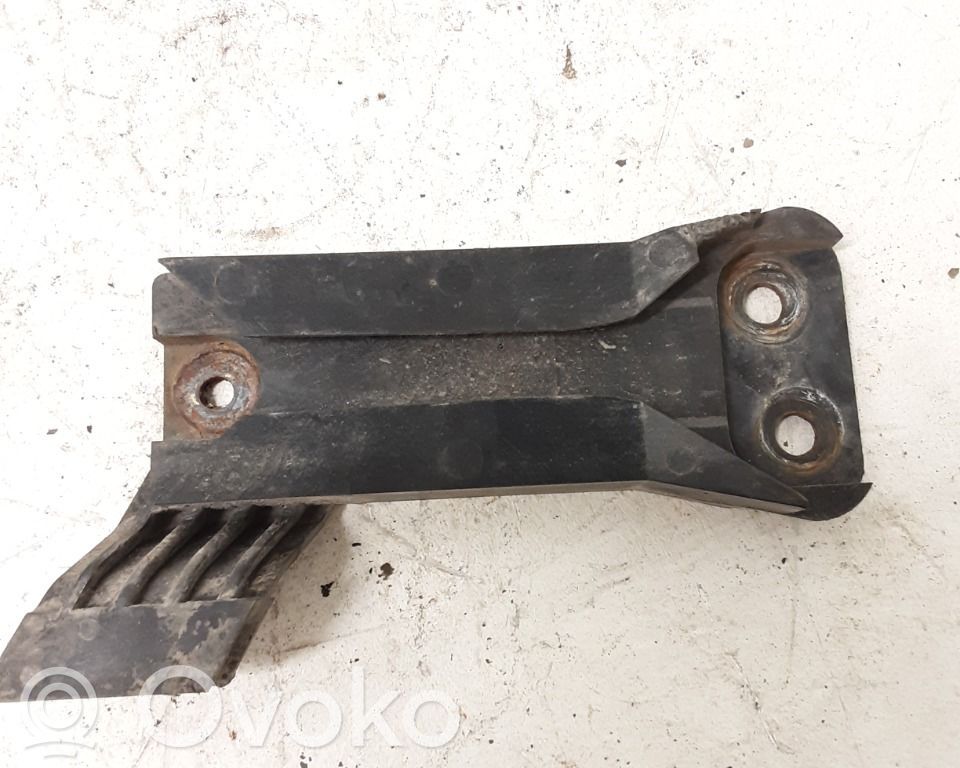 Volvo 940 Fender mounting bracket 