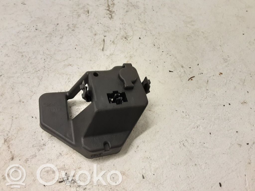 Saab 9-3 Ver1 Takavalon polttimon suojan pidike 