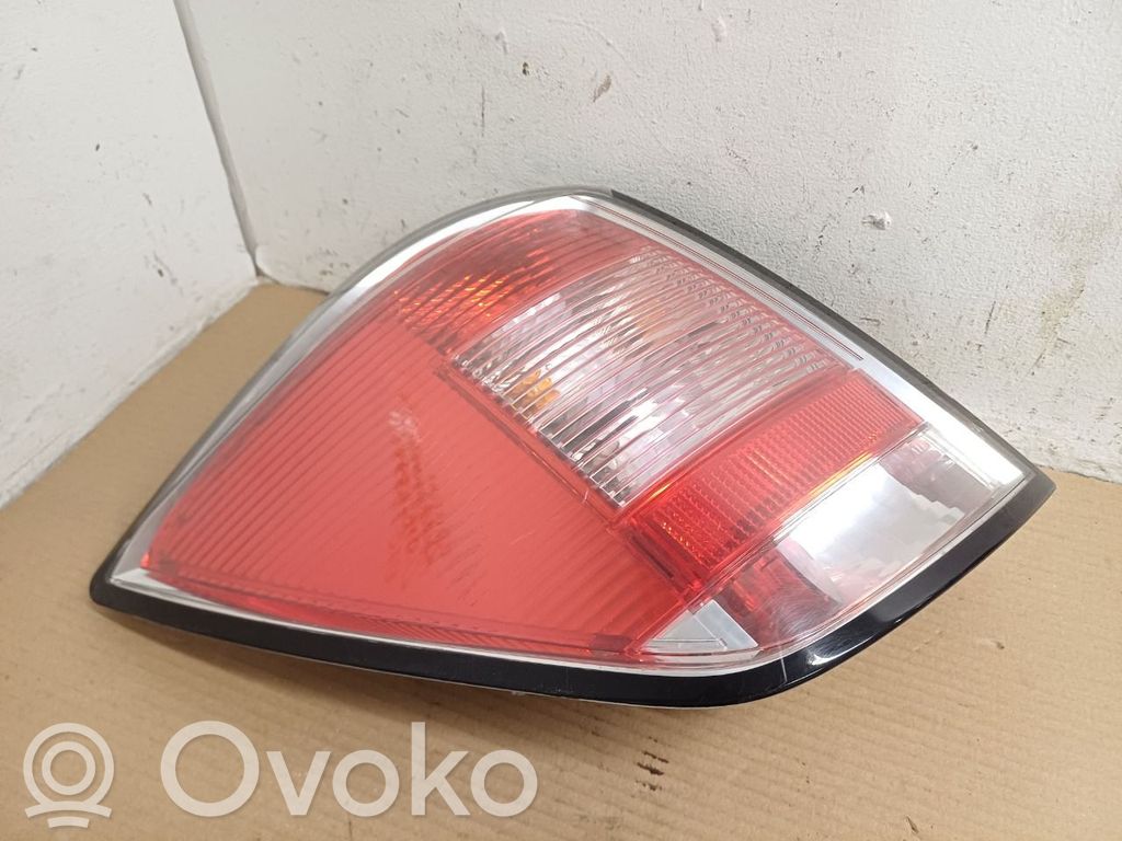 Opel Astra H Aizmugurējais lukturis virsbūvē 