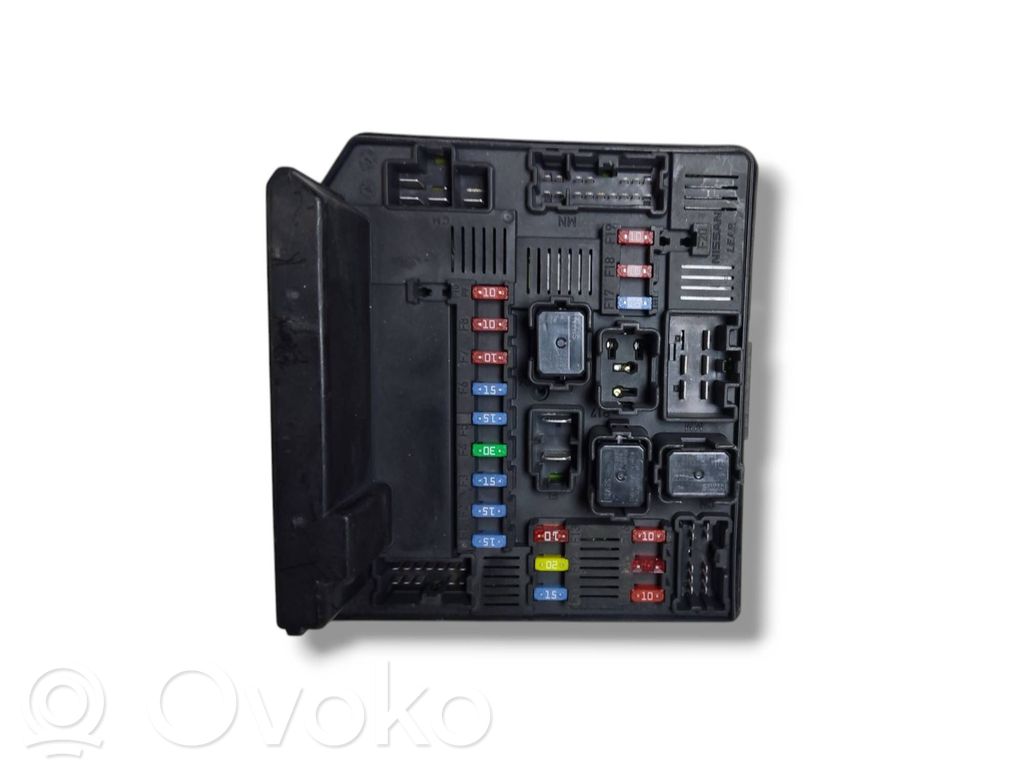 Nissan Qashqai Ramka / Moduł bezpieczników 