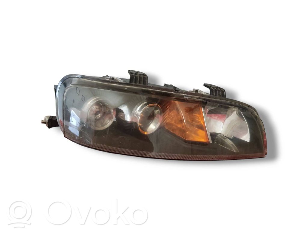 Fiat Punto (188) Lampa przednia 