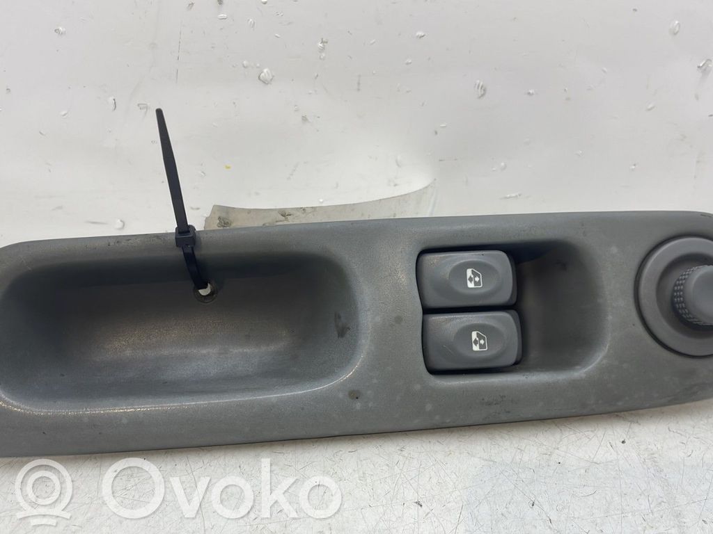 Renault Twingo I Electric window control switch 