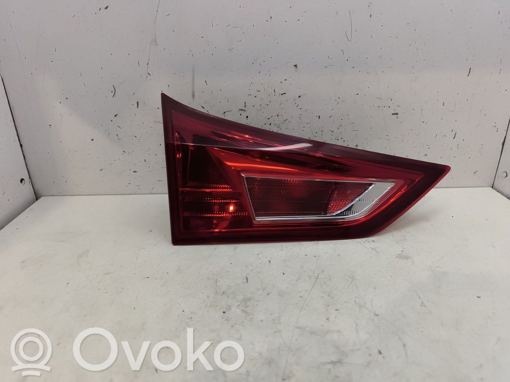 Toyota Auris E180 Lampy tylnej klapy bagażnika 