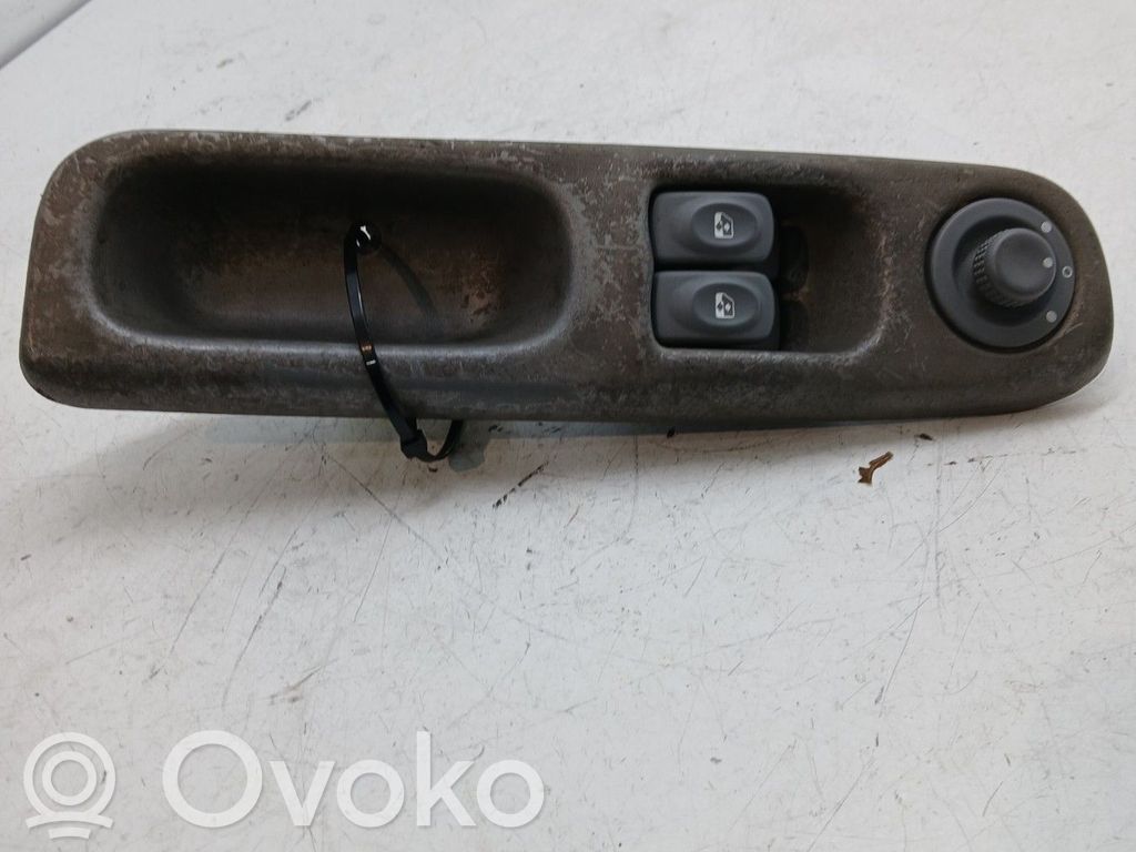 Renault Twingo I Electric window control switch 